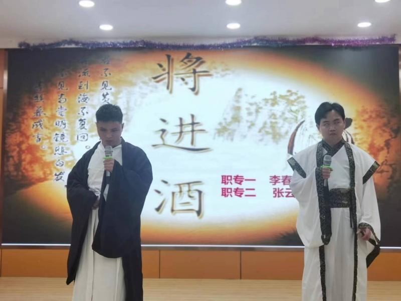張?jiān)讫垺⒗畲航?朗誦將進(jìn)酒.jpg