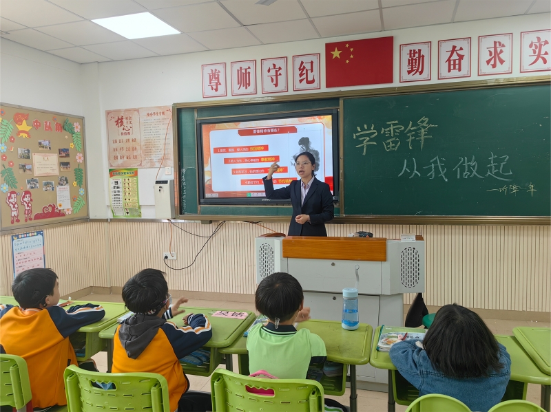 學(xué)雷鋒主題班會(huì)聽(tīng)障一年陳聰莉g.jpg